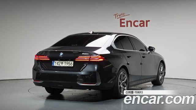 BMW 5-Series G60 520i - фото 0
