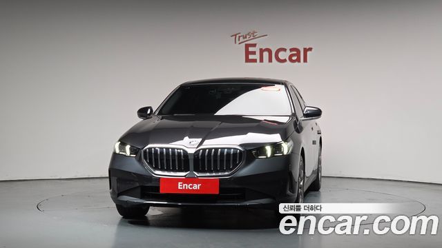 BMW 5-Series G60 520i - фото 1
