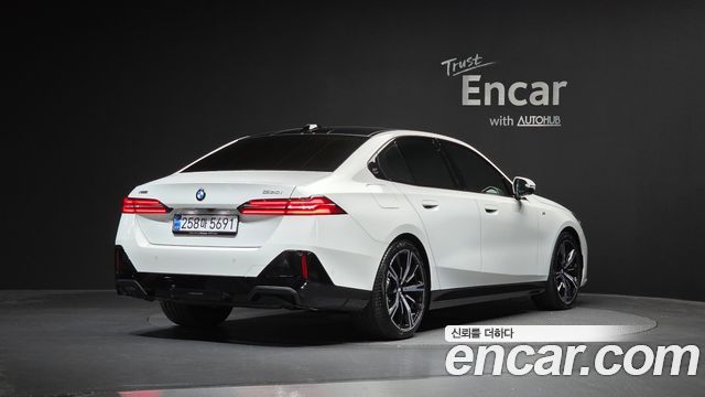 BMW 5-Series G60 530i xDrive M Sport - фото 1