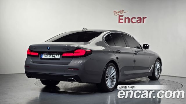 BMW 5-Series G30 520i Luxury - фото 1