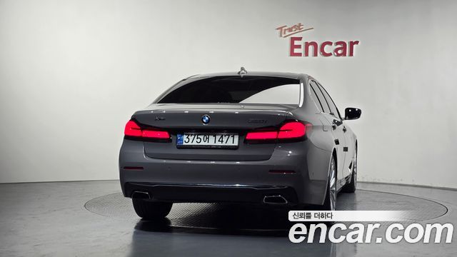 BMW 5-Series G30 520i Luxury - фото 3