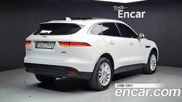 Jaguar F-PACE 20d Portfolio - фото 1