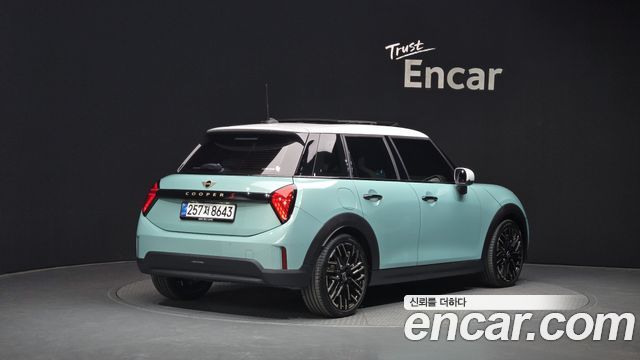 Mini Cooper 4-го поколения 5 Door Favoured - фото 1