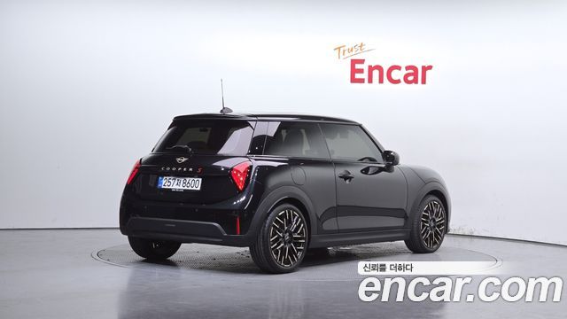Mini Cooper 4-го поколения Favoured - фото 1