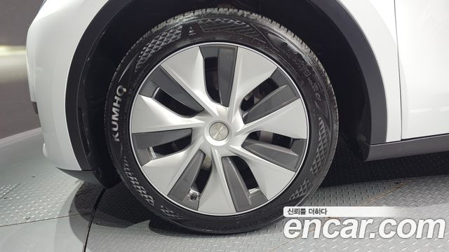 Tesla Model Y RWD - фото 4