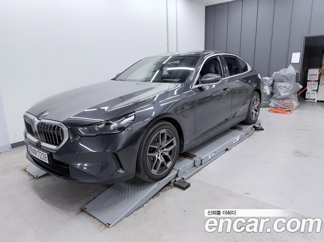 BMW 5-Series G60 530e - фото 1