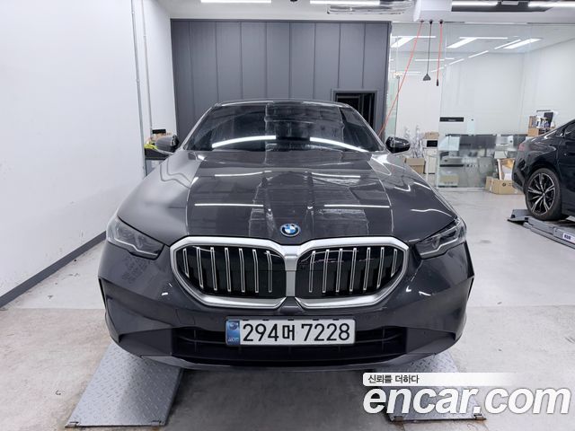 BMW 5-Series G60 530e - фото 2