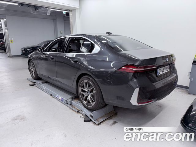 BMW 5-Series G60 530e - фото 3