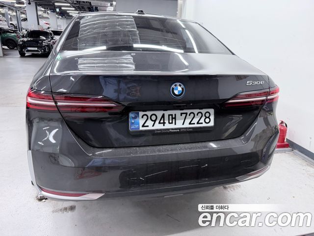 BMW 5-Series G60 530e - фото 4