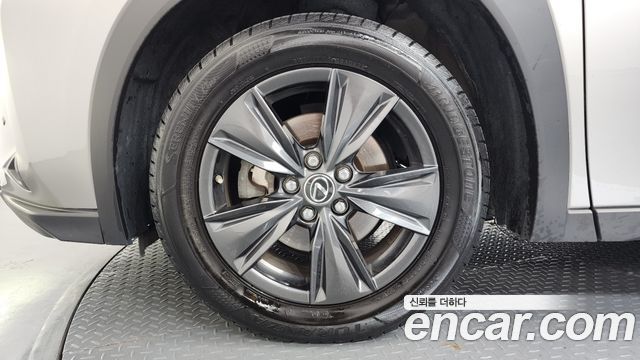 Lexus UX 2.0 2WD - фото 4