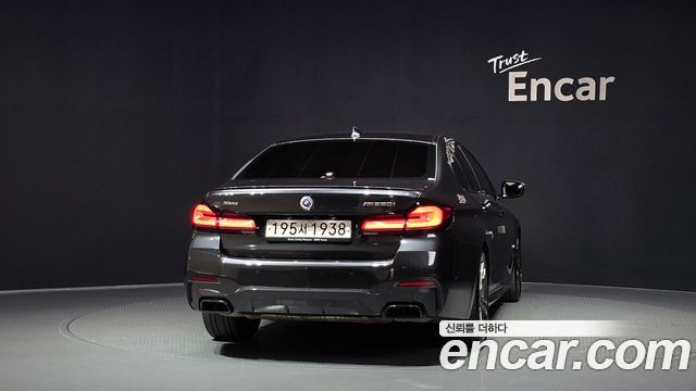 BMW 5-Series G30 M550i xDrive - фото 3