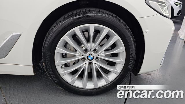 BMW 5-Series G30 530i Luxury - фото 3