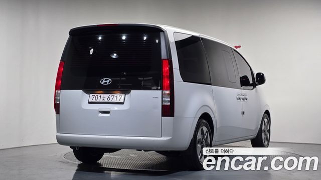 Hyundai Staria 4WD Tourer 11-Seater Modern - фото 0