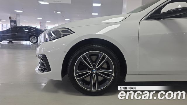 BMW 1-Series F40 120i Sports - фото 4