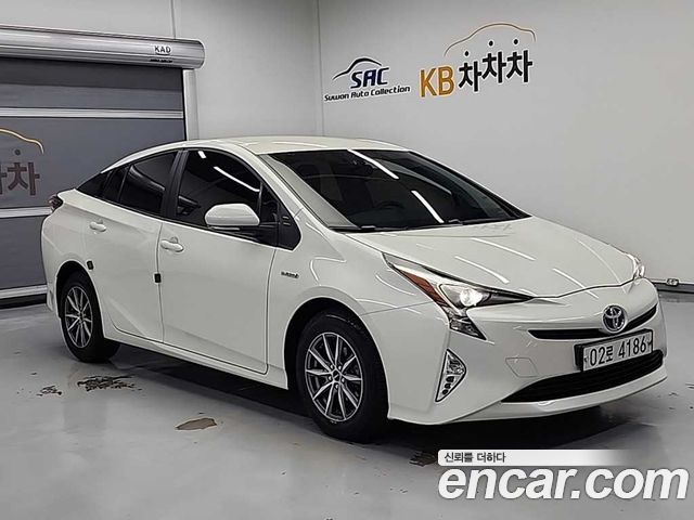 Toyota Prius 4-го поколения 1.8 E - фото 1