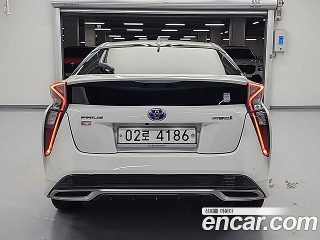 Toyota Prius 4-го поколения 1.8 E - фото 3
