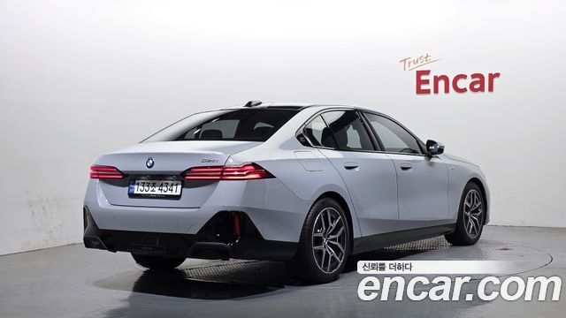 BMW 5-Series G60 520i M Sport - фото 1