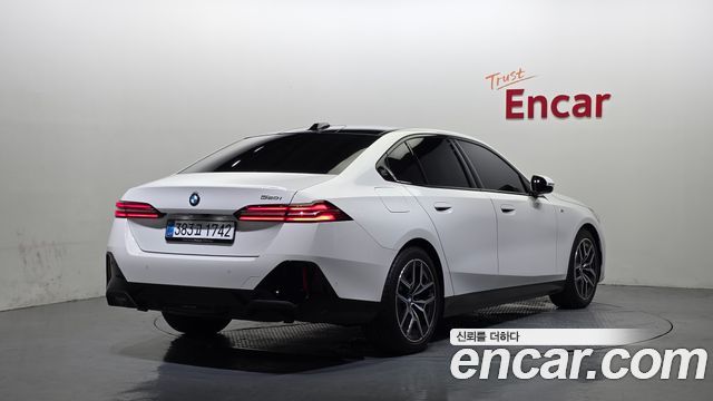 BMW 5-Series G60 520i M Sport - фото 1
