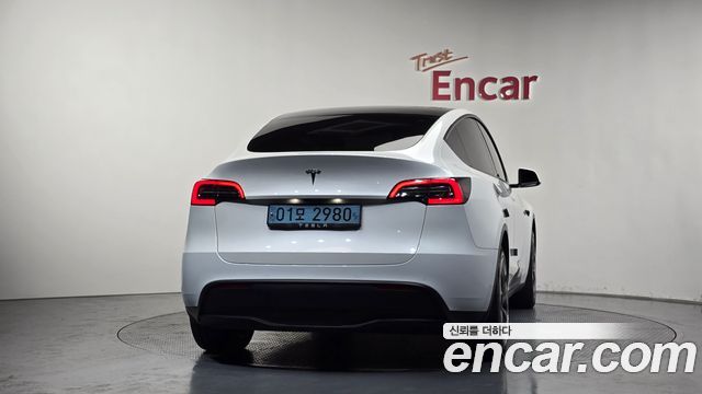 Tesla Model Y Standard Range RWD - фото 2