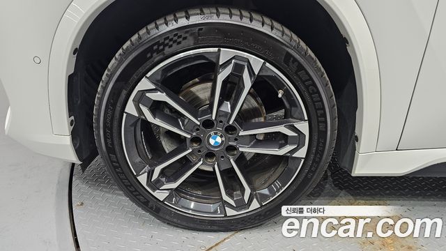 BMW X1 U11 xDrive 20i M Sport - фото 4