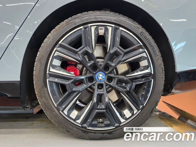 BMW i5 G60 M60 xDrive - фото 4