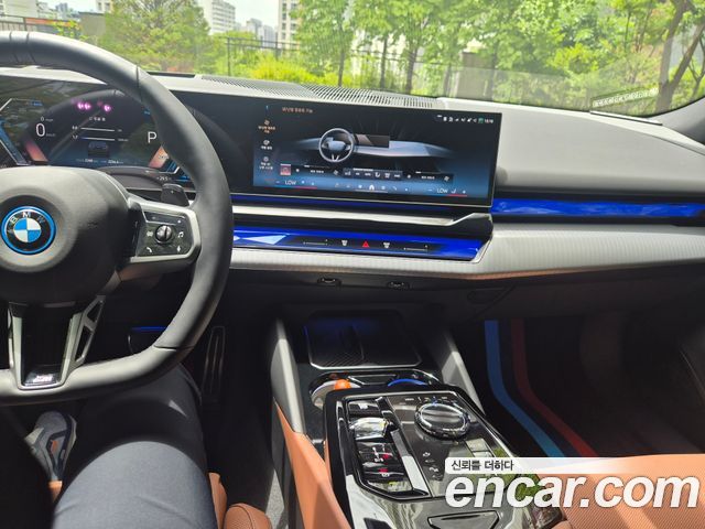 BMW 5-Series G60 530i xDrive M Sport - фото 1