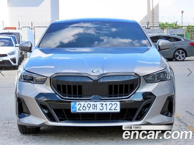 BMW 5-Series G60 530i xDrive M Sport - фото 0