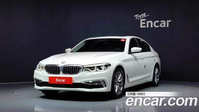 BMW 5-Series G30 530e Luxury - фото 0