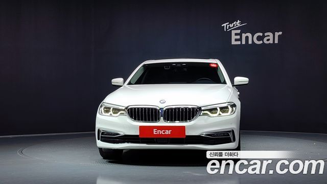 BMW 5-Series G30 530e Luxury - фото 2