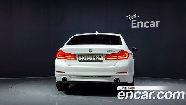BMW 5-Series G30 530e Luxury - фото 3