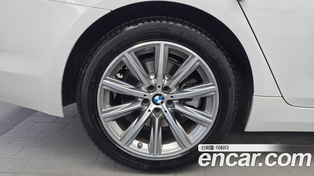 BMW 5-Series G30 530e Luxury - фото 4