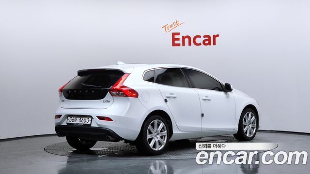 Volvo V40 D3 - фото 1