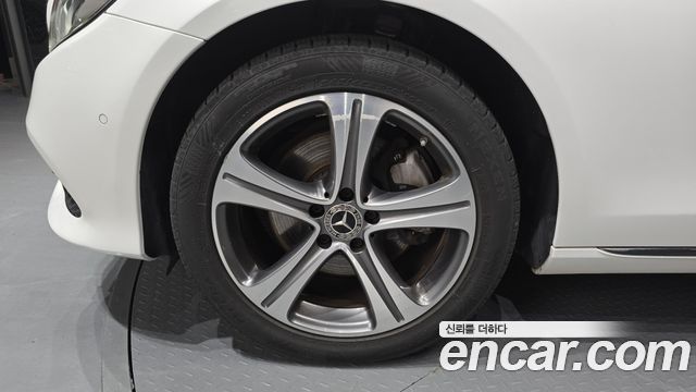 Mercedes-Benz E-Class W213 E220d Avantgarde - фото 4