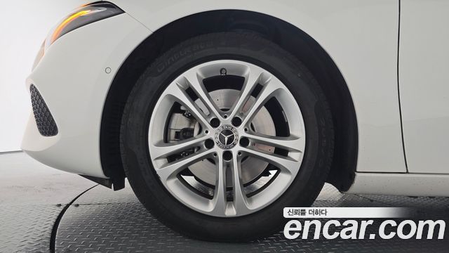 Mercedes-Benz A-Class W177 A220 Hatchback - фото 3