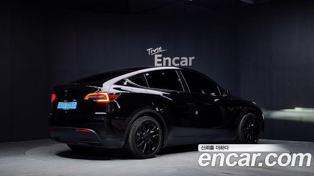 Tesla Model Y RWD - фото 1