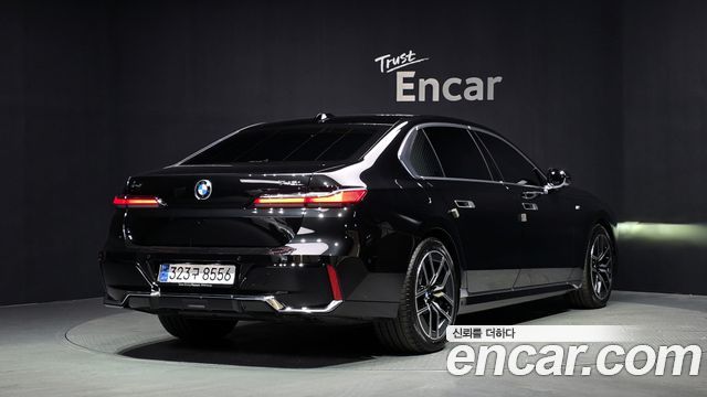 BMW 7-Series G70 740i xDrive M Sport - фото 1