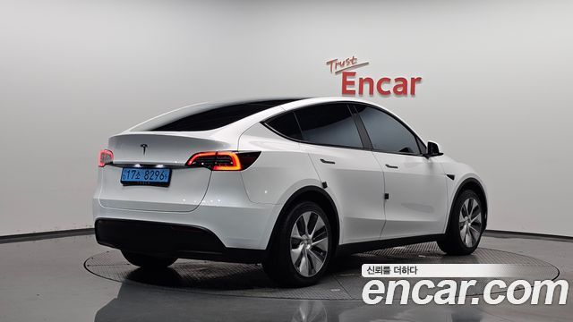 Tesla Model Y RWD - фото 1