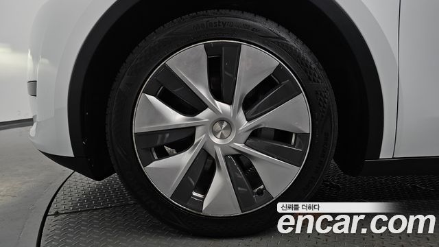 Tesla Model Y RWD - фото 4