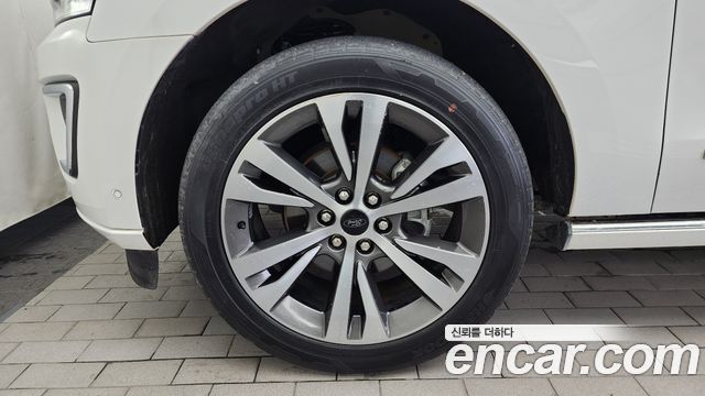 Ford Expedition Platinum 4WD 7Seater - фото 4