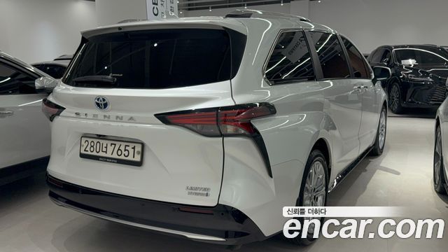 Toyota Sienna 4-го поколения 2.5 Hybrid 2WD - фото 1