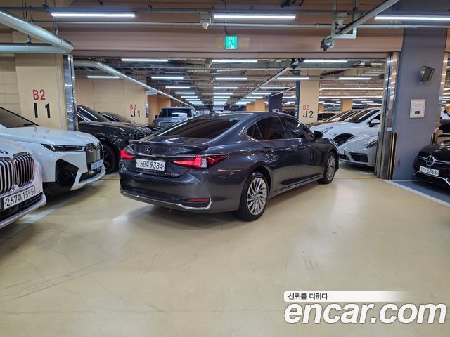 Lexus ES 300h 7-го поколения Executive - фото 1