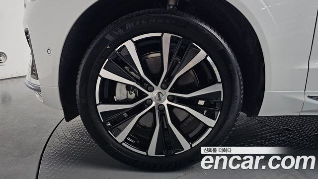 Volvo XC60 2-го поколения B6 Ultimate Bright - фото 3