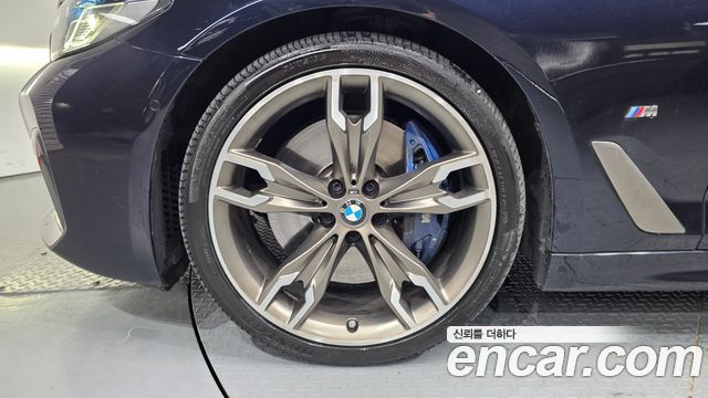 BMW 5 Series G30 M550i xDrive - фото 4