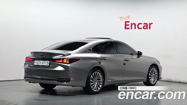 Lexus ES 300h 7-го поколения Executive - фото 0