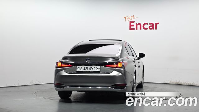 Lexus ES 300h 7-го поколения Executive - фото 2