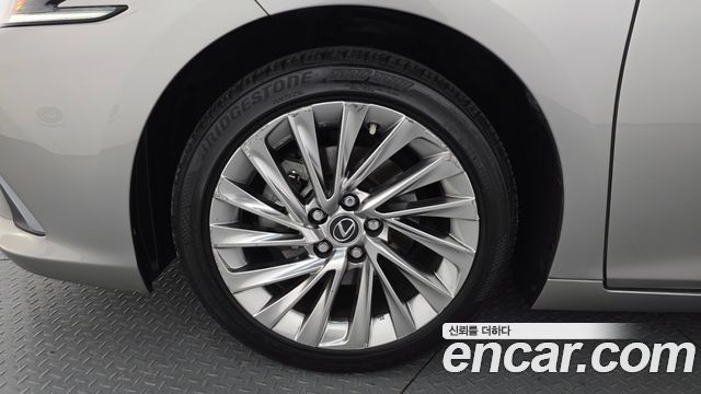 Lexus ES 300h 7-го поколения Executive - фото 3