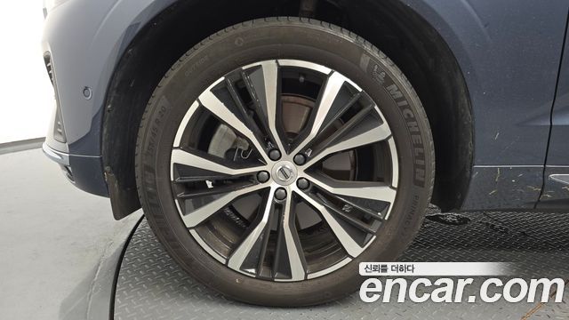 Volvo XC60 2-го поколения B6 Ultimate Bright - фото 3
