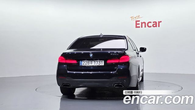 BMW 5 Series G30 530e M Sport - фото 3