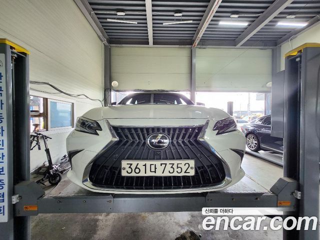 Lexus ES 300h 7-го поколения Executive - фото 0