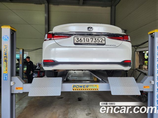 Lexus ES 300h 7-го поколения Executive - фото 1